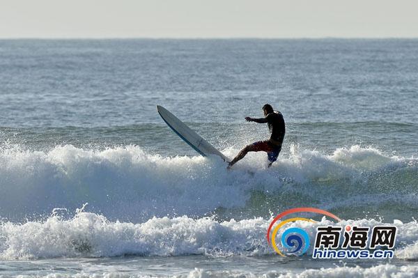 上海一高层民宅16楼起火 暂无人员伤亡