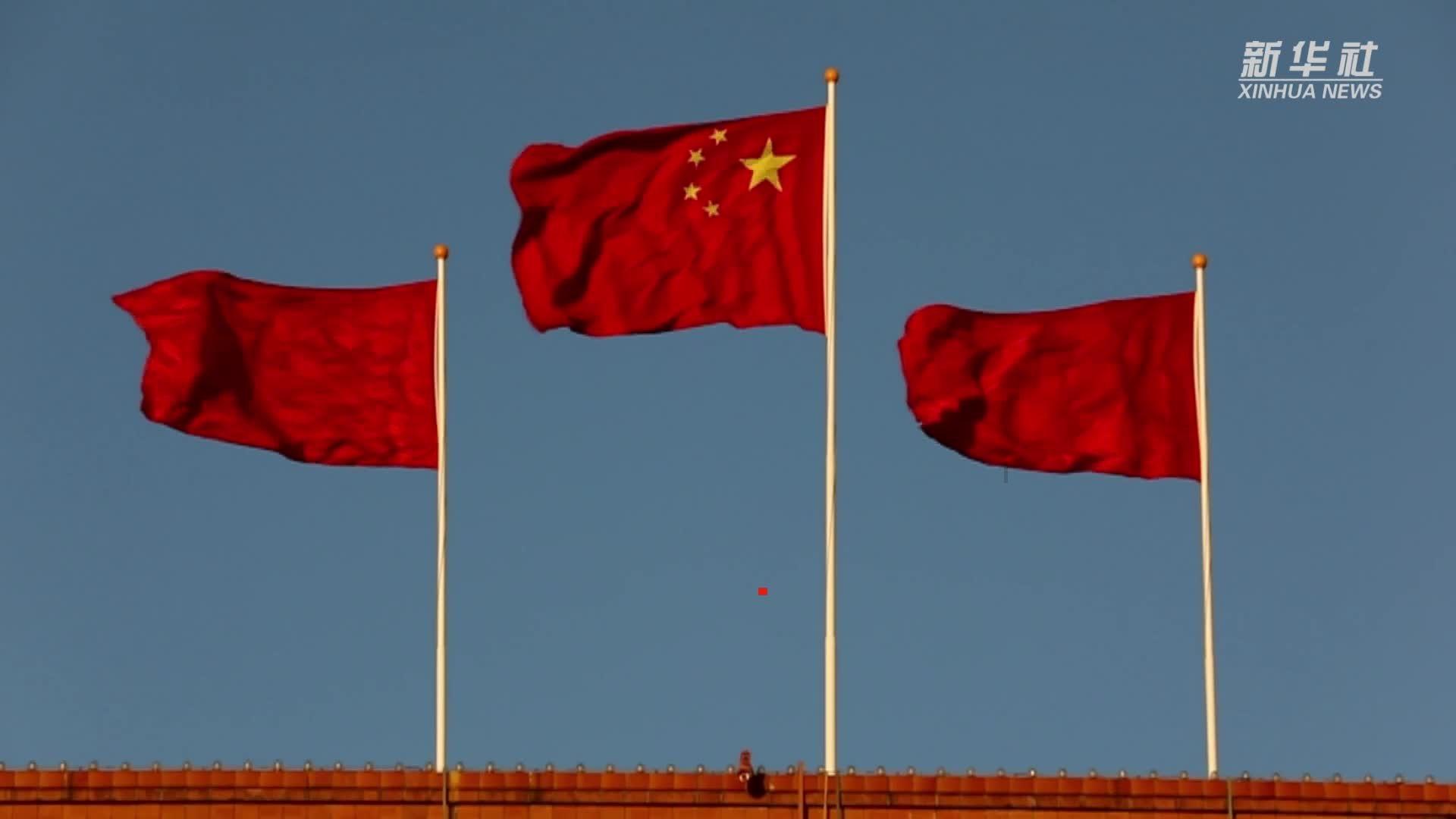 上班族辛苦一天不想给老人让座被怒怼，你站哪一方？游戏画面