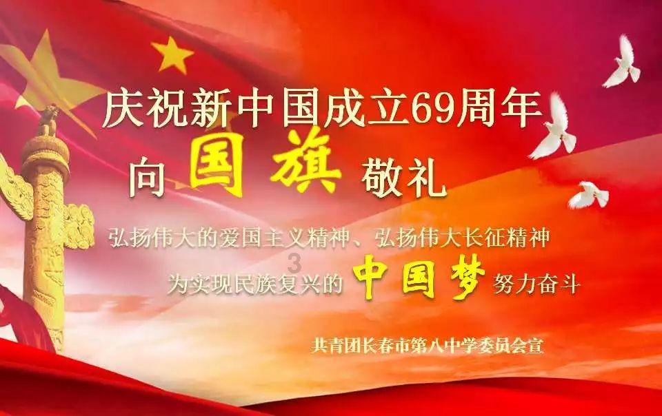 熊孩子爬进火锅店菜柜不出来,店员合力将其拉出