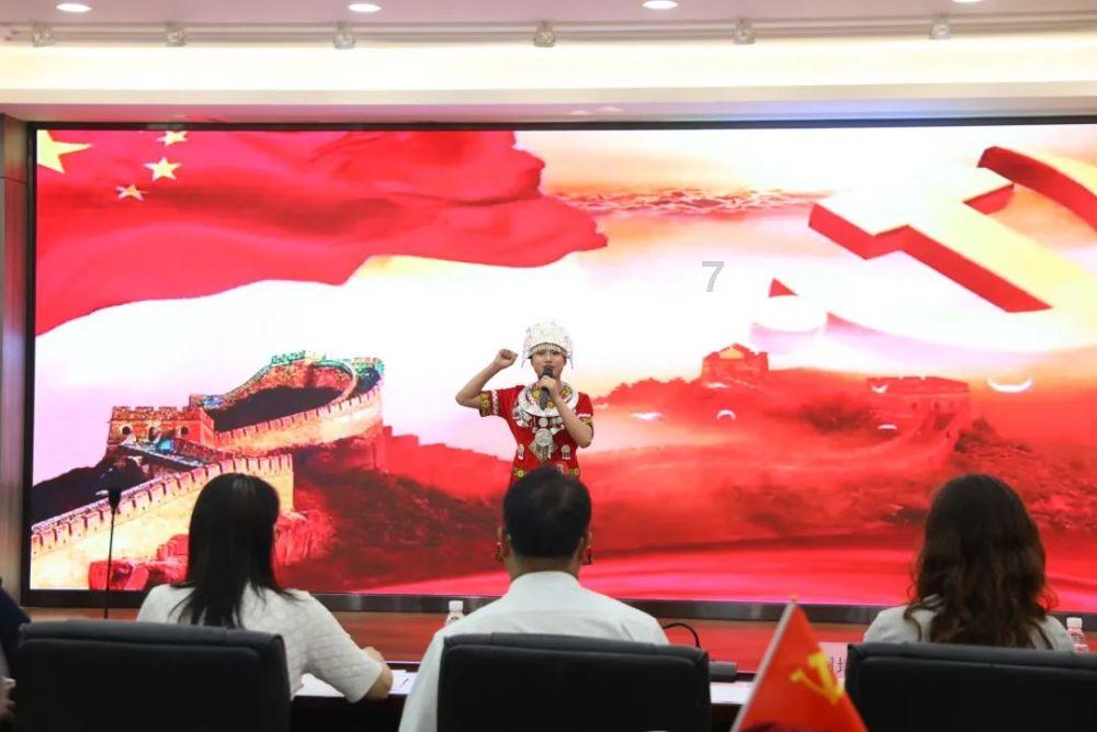 央视镜头前马思纯霸气回怼《侦察英雄》争议