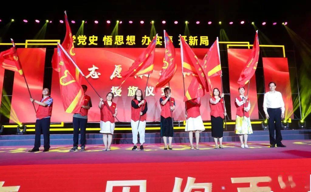 沿河泉坝镇：除冰撒盐保畅通