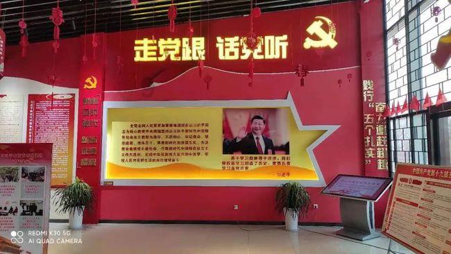 南登杜陵上，北望五陵间。秋水明落日，流光灭远山