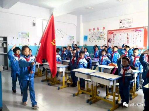 碰到一只流浪狗 看了它一眼之后 就像着了魔似的跟着我