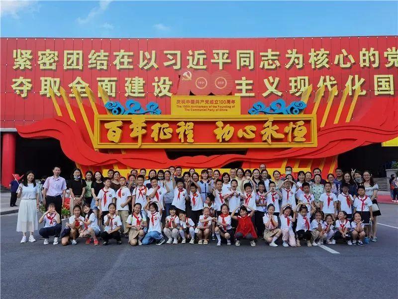 西宁：处处闪耀“志愿红”
