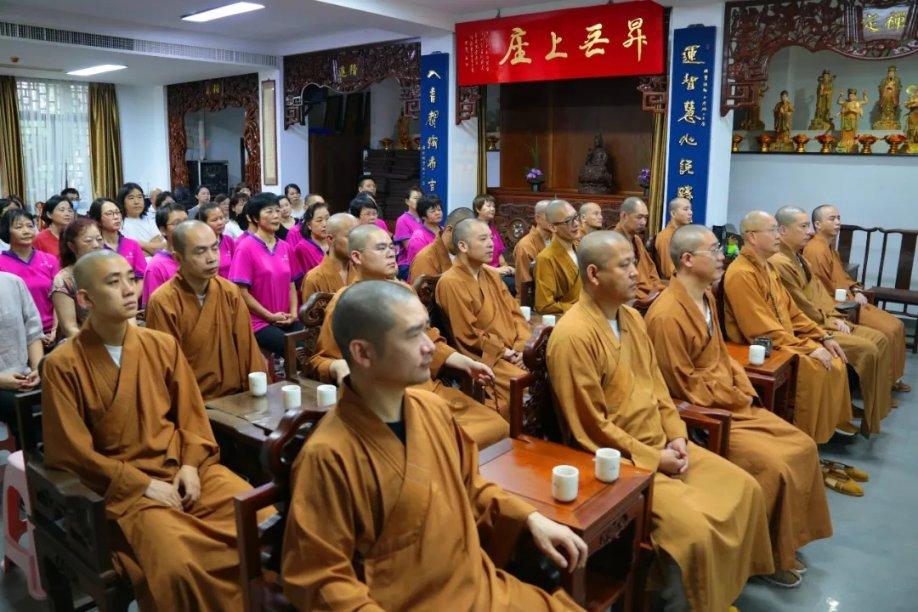 我总是这样说服自己的，无论如何，反正就就是两个字，在能坚持的时候那就站着坚持，想想自己想要的东西？