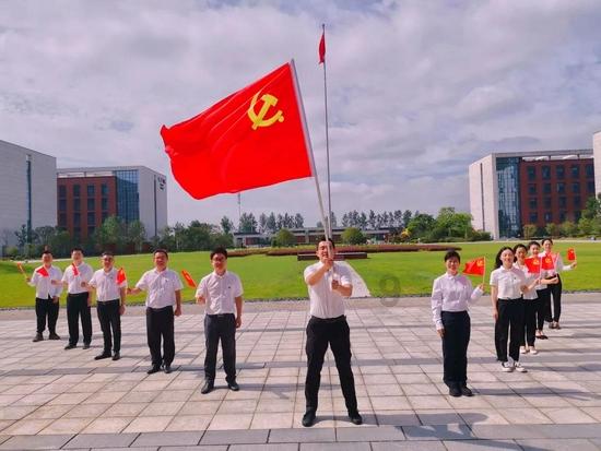 重庆:权益岗在行动 反诈宣传进校园