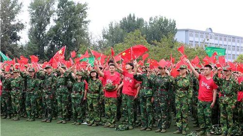 1月25日,天津南开大学人民医院,急诊大厅秒变“水帘洞”疑因水管冻爆导致,网友:希望别有急诊被耽误