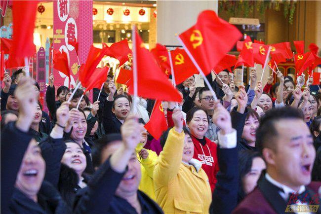 一士兵跳伞在半空中装死，忽然拔出手枪，将飞机驾驶员一枪爆头