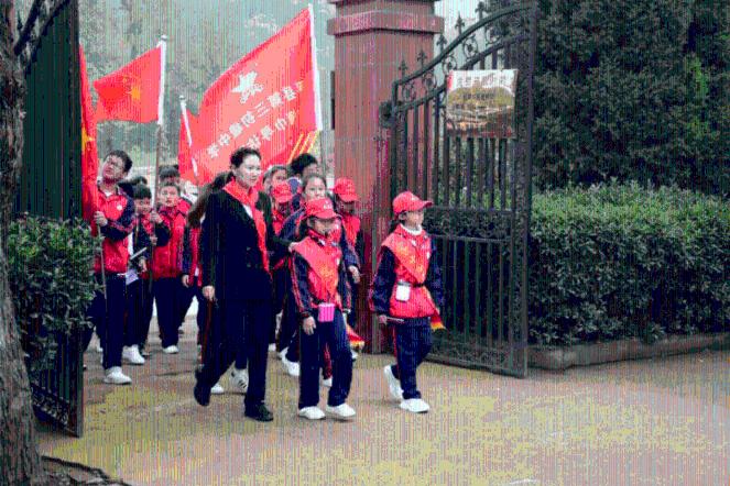 11款凯越改装倒车影像是从点烟器取电的吗？