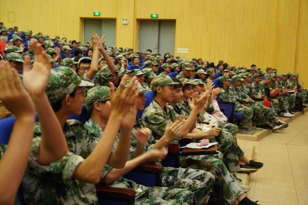 救援时尚的女孩