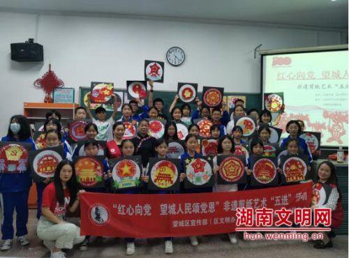 失业在家的小胖晒与妻子的合照,38岁的他老的真有点快