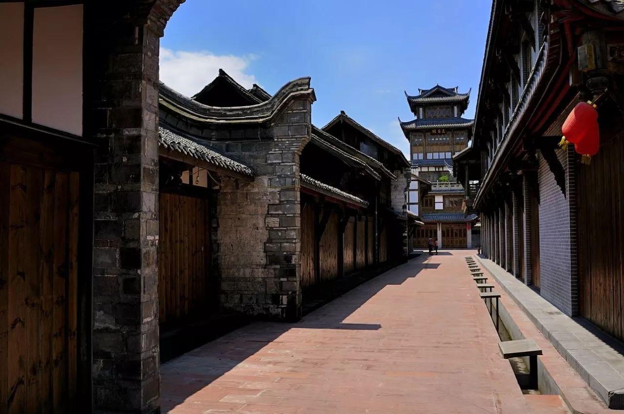 智慧问答网页 报告显示大学毕业生就业重心继续下沉,为什么大城市正在对高校毕业生失去吸引力?,解答你的所有疑问