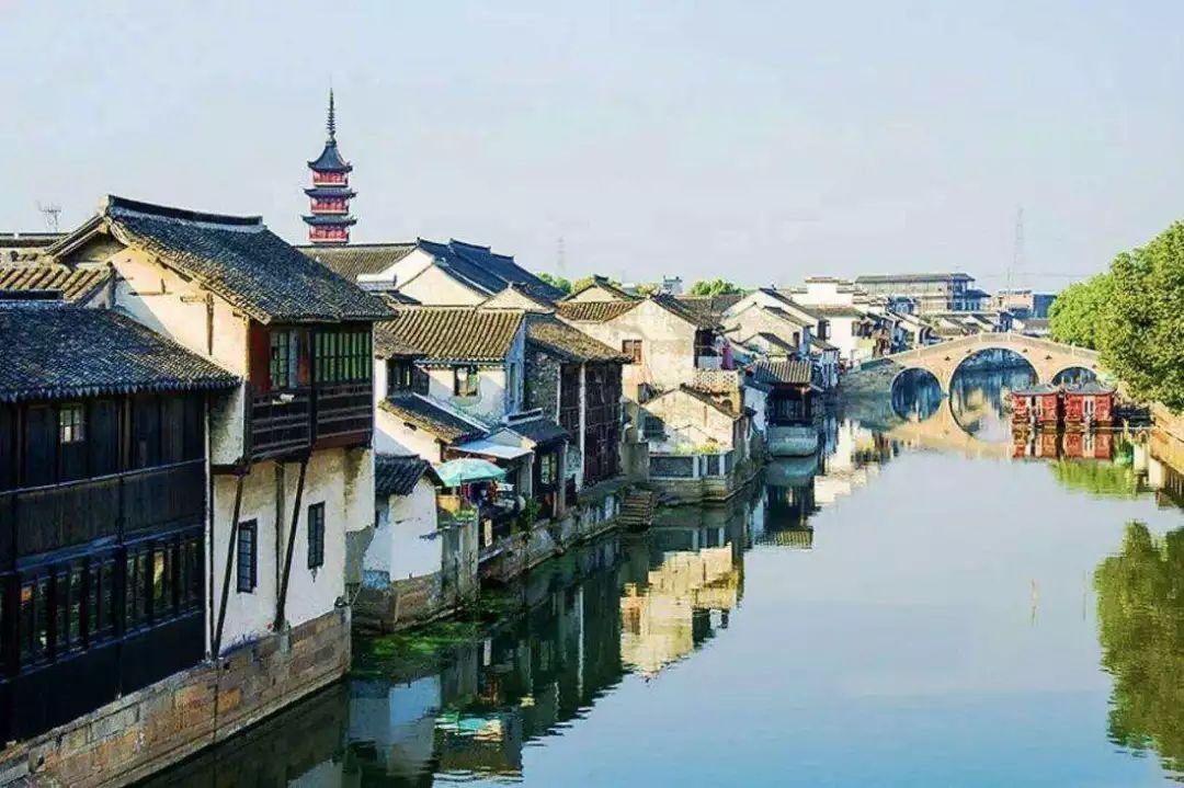 我喜欢一个人，经常和她对视，但他回我信息的时候总不是秒回，有时候隔很久才回，他到底喜不喜欢我？游戏画面