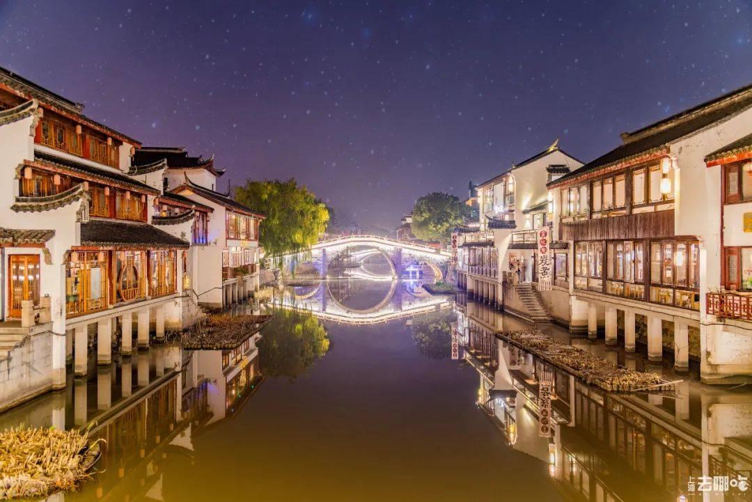 东风吹碧草，年华换