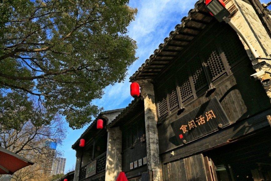 逃离破旧弃城