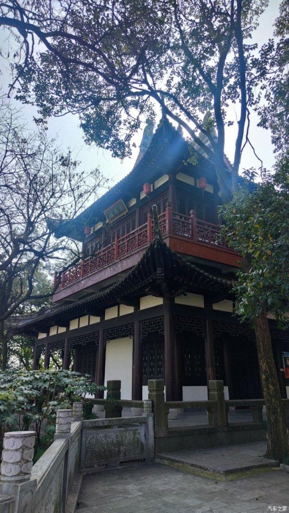 夏日感满满的碎花裙超级适合夏日游玩穿，这样的一件裙子你拥有了吗？
