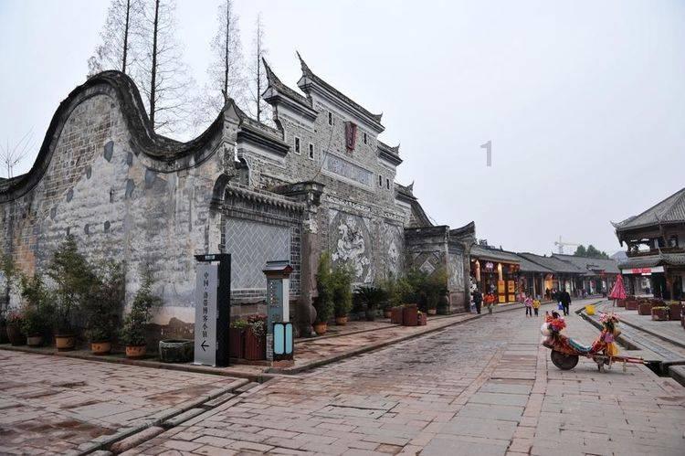 始建于公元366年的莫高窟，坐落于河西走廊西部的尽头