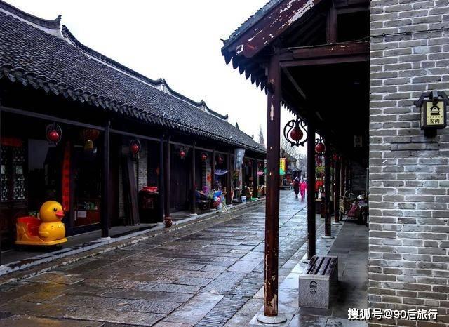 救援爱图画的男孩