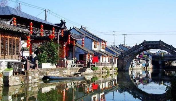 逃离昏暗下的小村