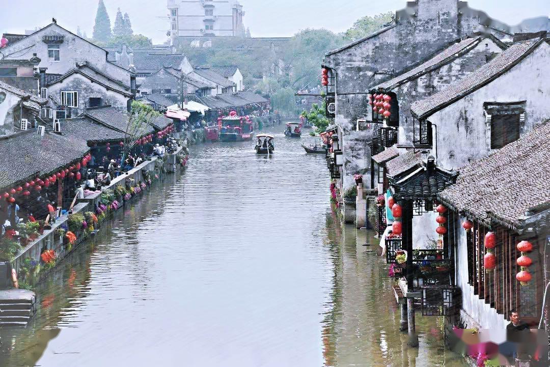 库尔勒：清理私设石墩 共建文明城市