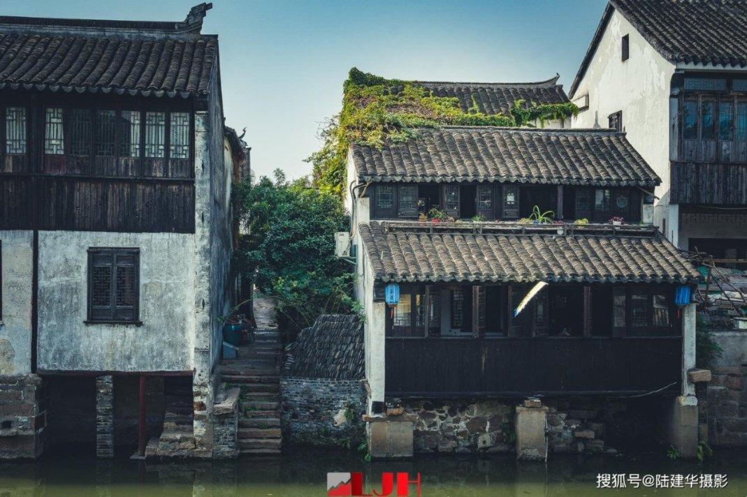 华为mate60系列价格坚挺,网友:再等等过年
